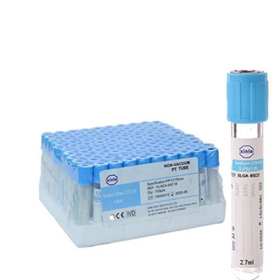 ナトリウム クエン酸塩血しょう準備の淡いブルーの上のエチレンジアミン四酢酸の血液検査の管